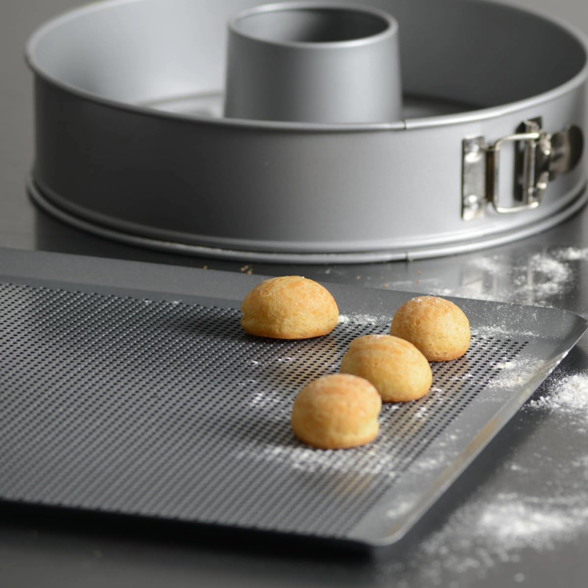 patisse 03640 – plaque à pâtisserie perforée avec rebords – silver top acier revêtu, gris argenté 40x30cm patisse 03640 – plaque à pâtisserie perforée avec rebords – silver top acier revêtu, gris argenté 40x30cm