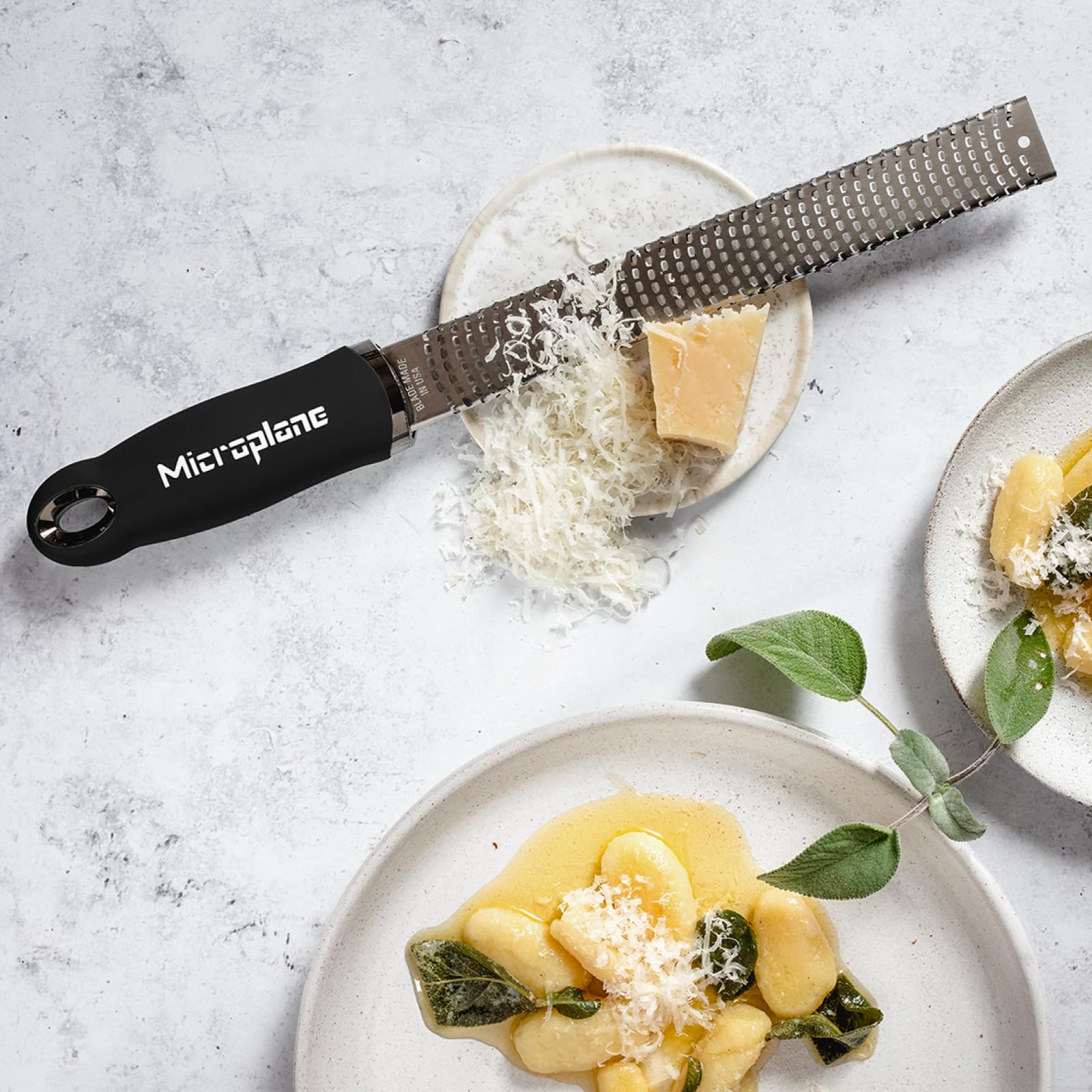 microplane râpe à zesteur en couleur noir pour agrumes, parmesan, gingembre, chocolat et noix de muscade avec lame fine fabriqué aux États unis microplane râpe à zesteur en couleur noir pour agrumes, parmesan, gingembre, chocolat et noix de muscade avec lame fine fabriqué aux États unis